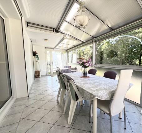Vous recherchez un bien de qualité et volume généreux? Cette propriété saura vous séduire.
Elle offre une belle pièce de vie avec cheminée, cuisine aménagée/équipée lumineuse,  5 chambres, une lingerie, une belle véranda, une salle d'eau, une salle de bain, un grenier aménageable offrant un espace de rangement.
Le garage est entièrement carrelé avec porte motorisé pouvant accueillir deux véhicules.
Très bonne isolation ainsi que ses menuiserie en double vitrage.

Edifiée, sur un terrain agréable, cette maison bénéficie d'un accès PMR.
Toiture récente restaurée en très bien entretenue comme la totalité du bien.

Les prestations sont de qualité, finitions soignées, aucun travaux à prévoir mis à part du rafraîchissement.

A découvrir très rapidement!