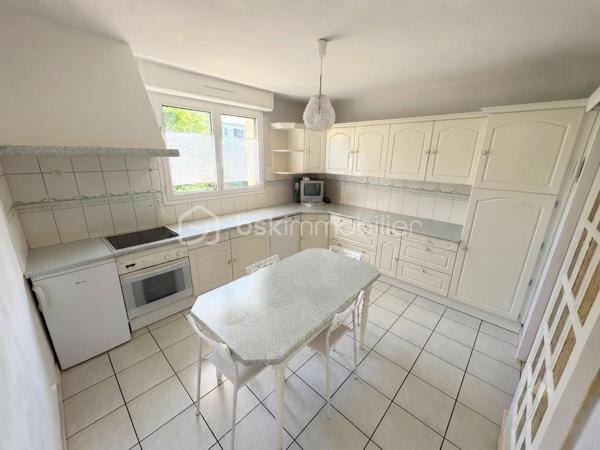 Vous recherchez un bien de qualité et volume généreux? Cette propriété saura vous séduire.
Elle offre une belle pièce de vie avec cheminée, cuisine aménagée/équipée lumineuse,  5 chambres, une lingerie, une belle véranda, une salle d'eau, une salle de bain, un grenier aménageable offrant un espace de rangement.
Le garage est entièrement carrelé avec porte motorisé pouvant accueillir deux véhicules.
Très bonne isolation ainsi que ses menuiserie en double vitrage.

Edifiée, sur un terrain agréable, cette maison bénéficie d'un accès PMR.
Toiture récente restaurée en très bien entretenue comme la totalité du bien.

Les prestations sont de qualité, finitions soignées, aucun travaux à prévoir mis à part du rafraîchissement.

A découvrir très rapidement!