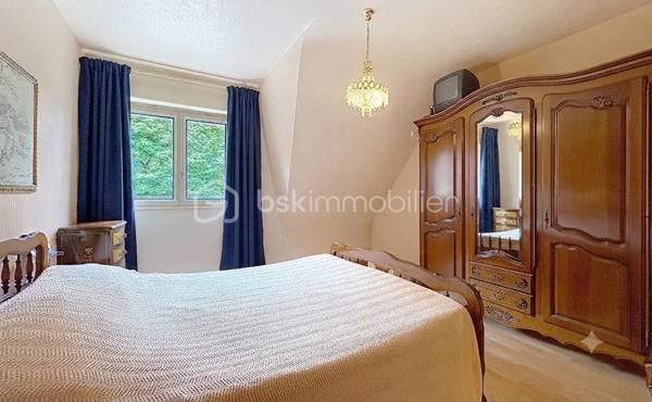 Vous recherchez un bien de qualité et volume généreux? Cette propriété saura vous séduire.
Elle offre une belle pièce de vie avec cheminée, cuisine aménagée/équipée lumineuse,  5 chambres, une lingerie, une belle véranda, une salle d'eau, une salle de bain, un grenier aménageable offrant un espace de rangement.
Le garage est entièrement carrelé avec porte motorisé pouvant accueillir deux véhicules.
Très bonne isolation ainsi que ses menuiserie en double vitrage.

Edifiée, sur un terrain agréable, cette maison bénéficie d'un accès PMR.
Toiture récente restaurée en très bien entretenue comme la totalité du bien.

Les prestations sont de qualité, finitions soignées, aucun travaux à prévoir mis à part du rafraîchissement.

A découvrir très rapidement!