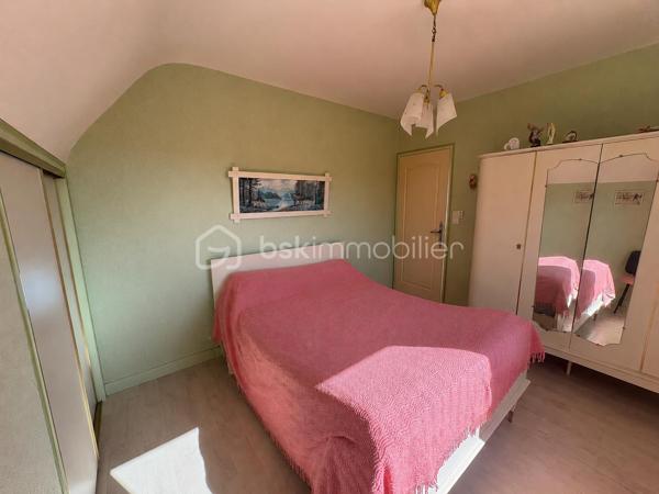 Vous recherchez un bien de qualité et volume généreux? Cette propriété saura vous séduire.
Elle offre une belle pièce de vie avec cheminée, cuisine aménagée/équipée lumineuse,  5 chambres, une lingerie, une belle véranda, une salle d'eau, une salle de bain, un grenier aménageable offrant un espace de rangement.
Le garage est entièrement carrelé avec porte motorisé pouvant accueillir deux véhicules.
Très bonne isolation ainsi que ses menuiserie en double vitrage.

Edifiée, sur un terrain agréable, cette maison bénéficie d'un accès PMR.
Toiture récente restaurée en très bien entretenue comme la totalité du bien.

Les prestations sont de qualité, finitions soignées, aucun travaux à prévoir mis à part du rafraîchissement.

A découvrir très rapidement!