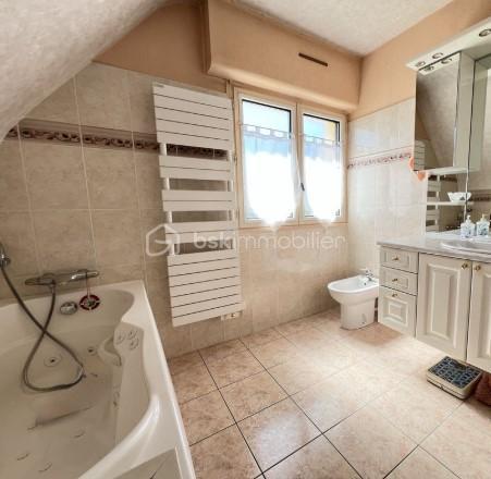 Vous recherchez un bien de qualité et volume généreux? Cette propriété saura vous séduire.
Elle offre une belle pièce de vie avec cheminée, cuisine aménagée/équipée lumineuse,  5 chambres, une lingerie, une belle véranda, une salle d'eau, une salle de bain, un grenier aménageable offrant un espace de rangement.
Le garage est entièrement carrelé avec porte motorisé pouvant accueillir deux véhicules.
Très bonne isolation ainsi que ses menuiserie en double vitrage.

Edifiée, sur un terrain agréable, cette maison bénéficie d'un accès PMR.
Toiture récente restaurée en très bien entretenue comme la totalité du bien.

Les prestations sont de qualité, finitions soignées, aucun travaux à prévoir mis à part du rafraîchissement.

A découvrir très rapidement!