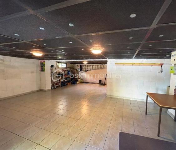 Vous recherchez un bien de qualité et volume généreux? Cette propriété saura vous séduire.
Elle offre une belle pièce de vie avec cheminée, cuisine aménagée/équipée lumineuse,  5 chambres, une lingerie, une belle véranda, une salle d'eau, une salle de bain, un grenier aménageable offrant un espace de rangement.
Le garage est entièrement carrelé avec porte motorisé pouvant accueillir deux véhicules.
Très bonne isolation ainsi que ses menuiserie en double vitrage.

Edifiée, sur un terrain agréable, cette maison bénéficie d'un accès PMR.
Toiture récente restaurée en très bien entretenue comme la totalité du bien.

Les prestations sont de qualité, finitions soignées, aucun travaux à prévoir mis à part du rafraîchissement.

A découvrir très rapidement!