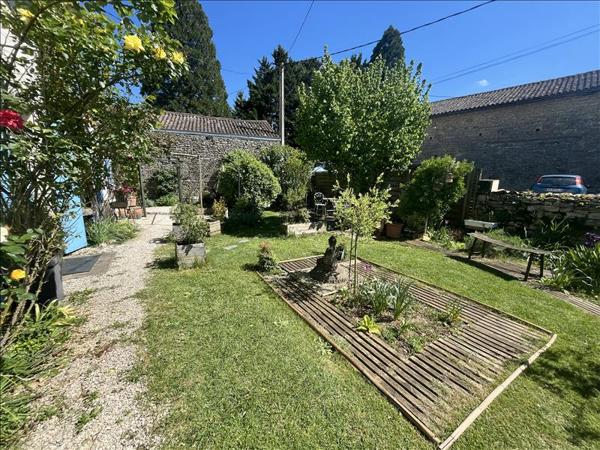 Maison à vendre |  Saint-Saviol |  4 pièces | 183 m²