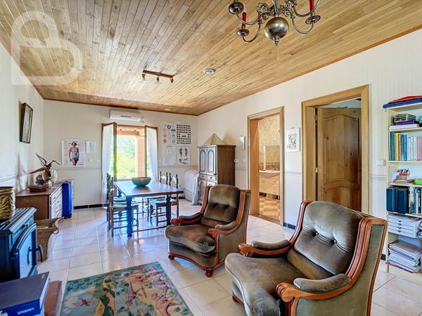 Gourdon (46300) Villa spacieuse avec 6 chambres, au calme sur 6ha