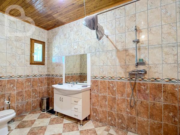 Gourdon (46300) Villa spacieuse avec 6 chambres, au calme sur 6ha