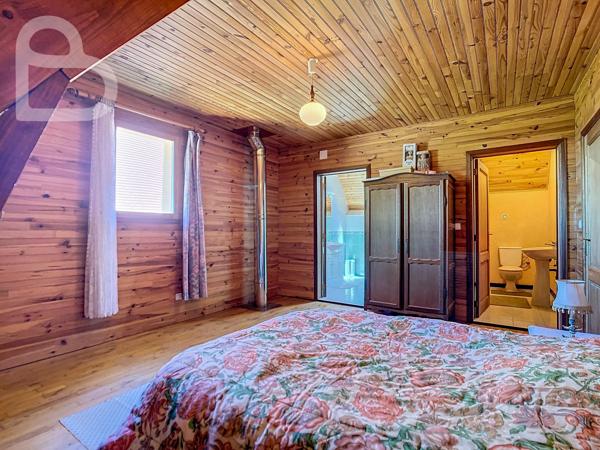 Gourdon (46300) Villa spacieuse avec 6 chambres, au calme sur 6ha