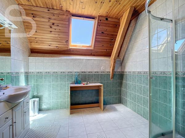 Gourdon (46300) Villa spacieuse avec 6 chambres, au calme sur 6ha