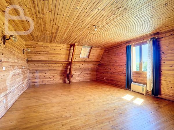 Gourdon (46300) Villa spacieuse avec 6 chambres, au calme sur 6ha