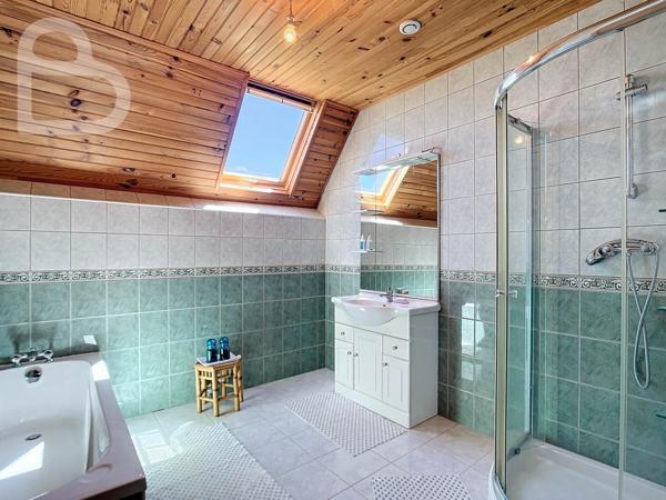 Gourdon (46300) Villa spacieuse avec 6 chambres, au calme sur 6ha