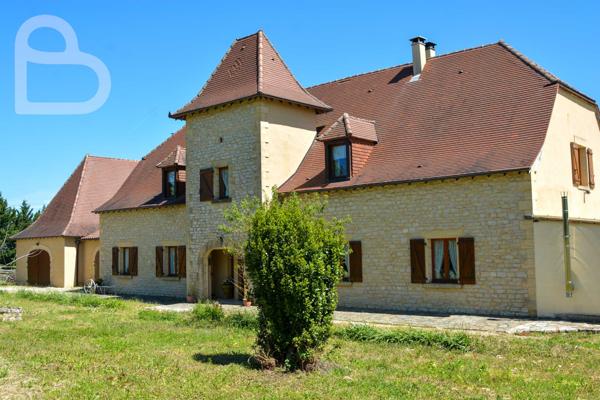 Gourdon (46300) Villa spacieuse avec 6 chambres, au calme sur 6ha