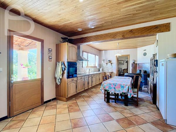 Gourdon (46300) Villa spacieuse avec 6 chambres, au calme sur 6ha