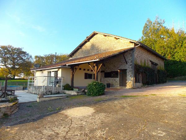 Charmante propriété individuelle en pierre rénovée avec grange, hangar, grand jardin, piscine et magnifique vue dégagée sur la campagne Les salles lavauguyon