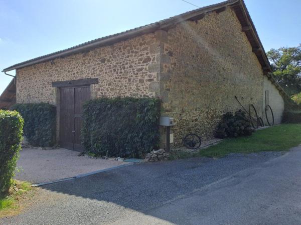 Charmante propriété individuelle en pierre rénovée avec grange, hangar, grand jardin, piscine et magnifique vue dégagée sur la campagne Les salles lavauguyon