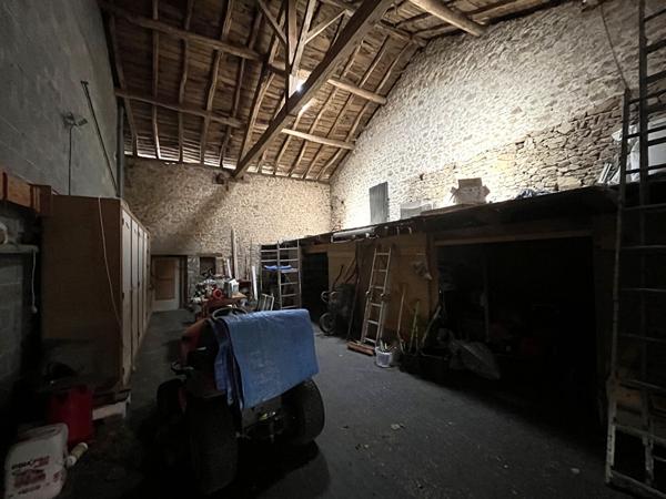 Charmante propriété individuelle en pierre rénovée avec grange, hangar, grand jardin, piscine et magnifique vue dégagée sur la campagne Les salles lavauguyon