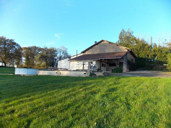 Charmante propriété individuelle en pierre rénovée avec grange, hangar, grand jardin, piscine et magnifique vue dégagée sur la campagne Les salles lavauguyon