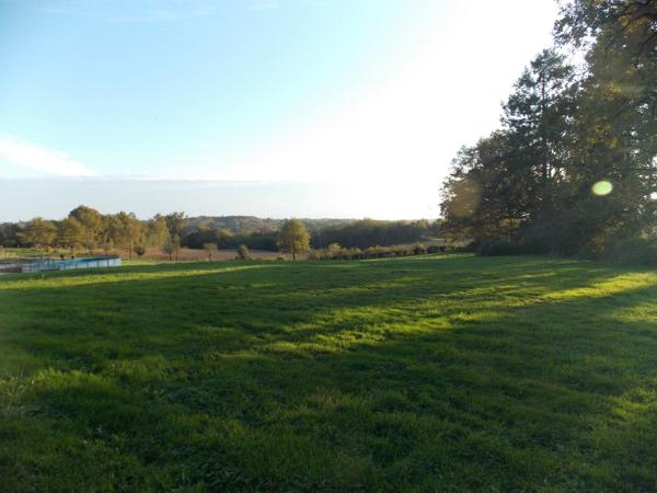 Charmante propriété individuelle en pierre rénovée avec grange, hangar, grand jardin, piscine et magnifique vue dégagée sur la campagne Les salles lavauguyon