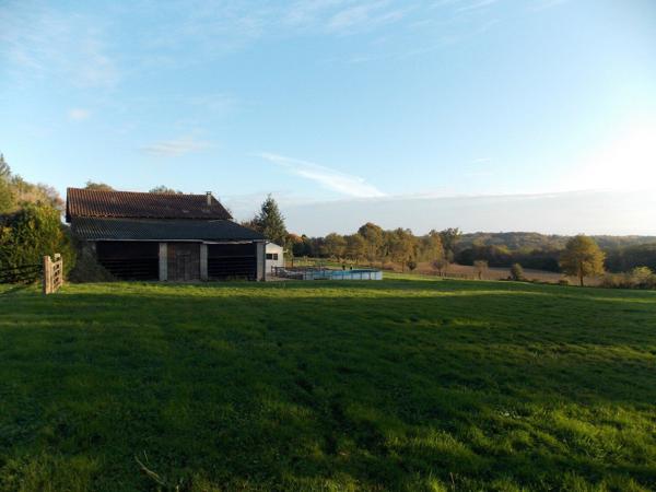 Charmante propriété individuelle en pierre rénovée avec grange, hangar, grand jardin, piscine et magnifique vue dégagée sur la campagne Les salles lavauguyon