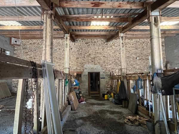 Charmante propriété individuelle en pierre rénovée avec grange, hangar, grand jardin, piscine et magnifique vue dégagée sur la campagne Les salles lavauguyon