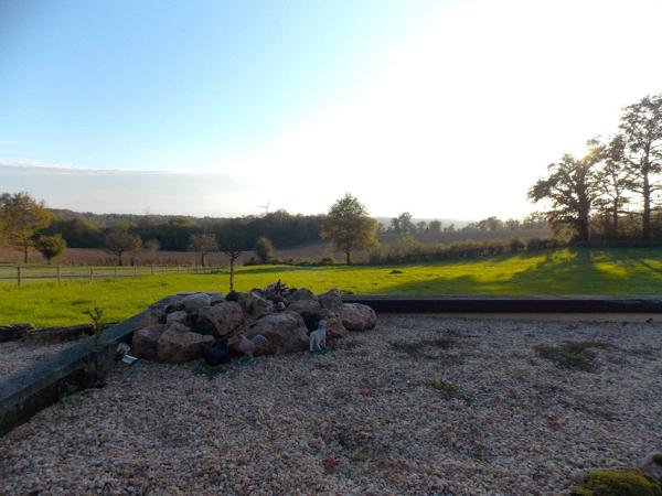 Charmante propriété individuelle en pierre rénovée avec grange, hangar, grand jardin, piscine et magnifique vue dégagée sur la campagne Les salles lavauguyon