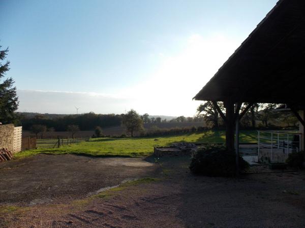 Charmante propriété individuelle en pierre rénovée avec grange, hangar, grand jardin, piscine et magnifique vue dégagée sur la campagne Les salles lavauguyon
