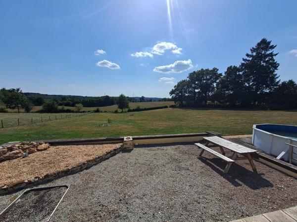 Charmante propriété individuelle en pierre rénovée avec grange, hangar, grand jardin, piscine et magnifique vue dégagée sur la campagne Les salles lavauguyon