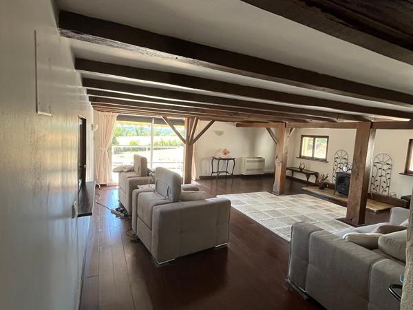 Charmante propriété individuelle en pierre rénovée avec grange, hangar, grand jardin, piscine et magnifique vue dégagée sur la campagne Les salles lavauguyon