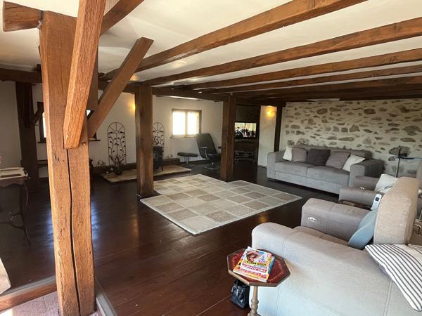 Charmante propriété individuelle en pierre rénovée avec grange, hangar, grand jardin, piscine et magnifique vue dégagée sur la campagne Les salles lavauguyon