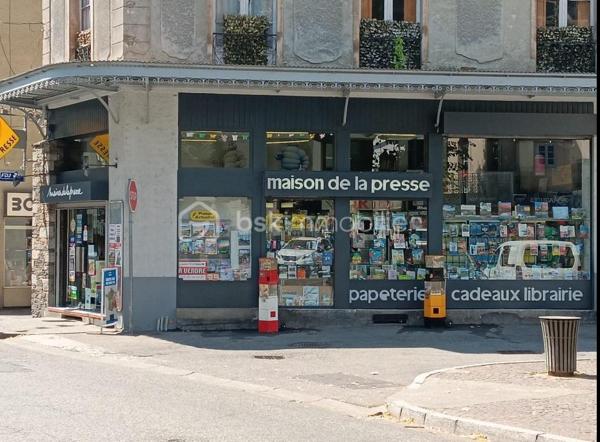 Je vous propose sur la commune de Bagnères-de-Luchon, 
à la vente ce fonds de commerce, librairie, papeterie, FDJ, presse et bureau de tabac, 
sur une surface de201m².
RDC : surface de vente + caisse : 87m²
1ᵉʳ étage : en mezzanine, bureau + stockage 24m²
RDC – 1 : surface de stockage : 90 m².

Idéalement situé au début des allées d'Étigny, artère principale de la ville, 
il bénéficie d'un passage important de clientèles régionale, saisonnière, touristique et de curiste.

Une ville dont la notoriété n'est plus à faire, grâce à son établissement thermal rénové qui se dote d'un nouvel espace balnéo, 
son tourisme estival aux nombreuses activités, et hivernal avec sa télécabine qui rejoint la station de ski de Superbagnères.

La ville connaît un nouvel essor avec l'arrivée de la nouvelle ligne SNCF, Toulouse – Bagnères-de-Luchon.

Créé depuis de nombreuses années, ce tabac – presse est connu de tous et est un exemple de longévité et une valeur sûre, 
tenu par un couple qui a su pérenniser ce commerce.

Les honoraires sont à la charge de l'acquéreur.

Pour toute visite ou demande de renseignement complémentaire, 
vous pouvez contacter M. Pierre SICCARD au 06 84 99 58 48.

Cette annonce immobilière a été rédigée par l'agent commercial Pierre SICCARD, 
immatriculé au RSAC de Toulouse sous le numéro : 917 986 242, 
titulaire de la carte de démarchage immobilier pour le compte de la société BSK Immobilier.