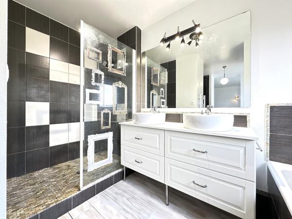 Appartement 106 m2, 2 chambres (possibilité 3), place de parking au sous sol sécurisé