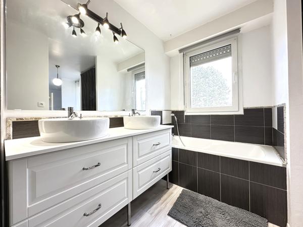 Appartement 106 m2, 2 chambres (possibilité 3), place de parking au sous sol sécurisé