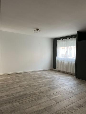 A LOUER APPARTEMENT EN RDC PROCHE CENTRE VILLE DE ST QUENTIN 02100