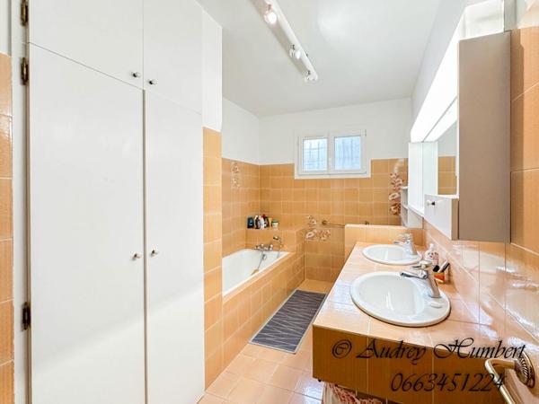 SOUS COMPROMIS En EXCLUSIVITE à MANOSQUE, Propriété unique de 234 m² sur 1ha14 de terrain avec  olivette, piscine et vue magnifique