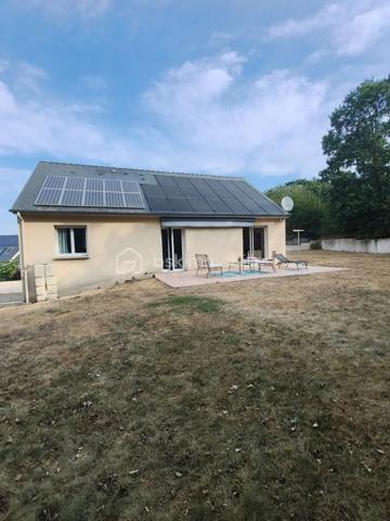 Venez découvrir ce pavillon fonctionnel et lumineux, idéal pour une famille, offrant de beaux volumes.

Dès l'entrée, vous serez séduits par une vaste pièce de vie de plus de 48 m², baignée de lumière, ouverte sur une cuisine entièrement équipée et aménagée.

L'espace nuit comprend un couloir desservant :
trois chambres avec placards intégrés ;
une salle de bains ;
un WC indépendant.

Le sous-sol, accessible et très pratique, dispose de :
une buanderie ;
un second WC ;
une pièce supplémentaire pouvant être aménagée selon vos envies (salle de sport, atelier, salle de jeux, bureau...) ;
un grand garage avec porte motorisée.

À l'extérieur, vous profiterez d'un terrain sans vis-à-vis, idéal pour des moments de détente en toute tranquillité, ainsi que d'un cabanon de jardin.

Côté équipements, la toiture est équipée de deux installations de panneaux photovoltaïques, générant un revenu annuel d'environ 1 700 € (environ 850 € par installation). Les clôtures ont été entièrement réalisées en 2024, un véritable atout supplémentaire.

Un bien complet, économique et parfaitement entretenu, à visiter sans tarder !