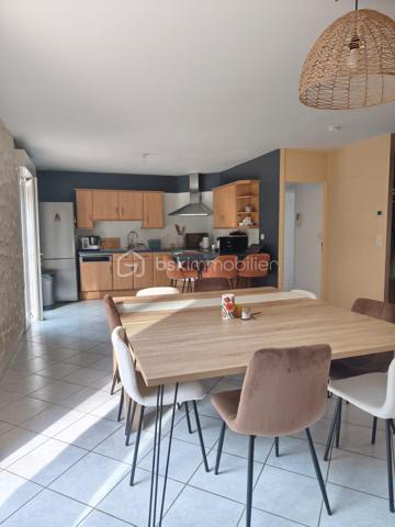 Venez découvrir ce pavillon fonctionnel et lumineux, idéal pour une famille, offrant de beaux volumes.

Dès l'entrée, vous serez séduits par une vaste pièce de vie de plus de 48 m², baignée de lumière, ouverte sur une cuisine entièrement équipée et aménagée.

L'espace nuit comprend un couloir desservant :
trois chambres avec placards intégrés ;
une salle de bains ;
un WC indépendant.

Le sous-sol, accessible et très pratique, dispose de :
une buanderie ;
un second WC ;
une pièce supplémentaire pouvant être aménagée selon vos envies (salle de sport, atelier, salle de jeux, bureau...) ;
un grand garage avec porte motorisée.

À l'extérieur, vous profiterez d'un terrain sans vis-à-vis, idéal pour des moments de détente en toute tranquillité, ainsi que d'un cabanon de jardin.

Côté équipements, la toiture est équipée de deux installations de panneaux photovoltaïques, générant un revenu annuel d'environ 1 700 € (environ 850 € par installation). Les clôtures ont été entièrement réalisées en 2024, un véritable atout supplémentaire.

Un bien complet, économique et parfaitement entretenu, à visiter sans tarder !