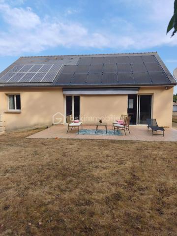 Venez découvrir ce pavillon fonctionnel et lumineux, idéal pour une famille, offrant de beaux volumes.

Dès l'entrée, vous serez séduits par une vaste pièce de vie de plus de 48 m², baignée de lumière, ouverte sur une cuisine entièrement équipée et aménagée.

L'espace nuit comprend un couloir desservant :
trois chambres avec placards intégrés ;
une salle de bains ;
un WC indépendant.

Le sous-sol, accessible et très pratique, dispose de :
une buanderie ;
un second WC ;
une pièce supplémentaire pouvant être aménagée selon vos envies (salle de sport, atelier, salle de jeux, bureau...) ;
un grand garage avec porte motorisée.

À l'extérieur, vous profiterez d'un terrain sans vis-à-vis, idéal pour des moments de détente en toute tranquillité, ainsi que d'un cabanon de jardin.

Côté équipements, la toiture est équipée de deux installations de panneaux photovoltaïques, générant un revenu annuel d'environ 1 700 € (environ 850 € par installation). Les clôtures ont été entièrement réalisées en 2024, un véritable atout supplémentaire.

Un bien complet, économique et parfaitement entretenu, à visiter sans tarder !