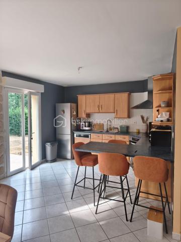 Venez découvrir ce pavillon fonctionnel et lumineux, idéal pour une famille, offrant de beaux volumes.

Dès l'entrée, vous serez séduits par une vaste pièce de vie de plus de 48 m², baignée de lumière, ouverte sur une cuisine entièrement équipée et aménagée.

L'espace nuit comprend un couloir desservant :
trois chambres avec placards intégrés ;
une salle de bains ;
un WC indépendant.

Le sous-sol, accessible et très pratique, dispose de :
une buanderie ;
un second WC ;
une pièce supplémentaire pouvant être aménagée selon vos envies (salle de sport, atelier, salle de jeux, bureau...) ;
un grand garage avec porte motorisée.

À l'extérieur, vous profiterez d'un terrain sans vis-à-vis, idéal pour des moments de détente en toute tranquillité, ainsi que d'un cabanon de jardin.

Côté équipements, la toiture est équipée de deux installations de panneaux photovoltaïques, générant un revenu annuel d'environ 1 700 € (environ 850 € par installation). Les clôtures ont été entièrement réalisées en 2024, un véritable atout supplémentaire.

Un bien complet, économique et parfaitement entretenu, à visiter sans tarder !
