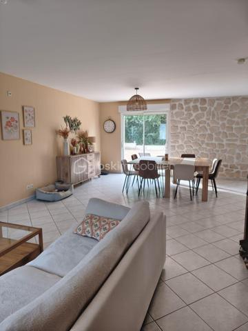 Venez découvrir ce pavillon fonctionnel et lumineux, idéal pour une famille, offrant de beaux volumes.

Dès l'entrée, vous serez séduits par une vaste pièce de vie de plus de 48 m², baignée de lumière, ouverte sur une cuisine entièrement équipée et aménagée.

L'espace nuit comprend un couloir desservant :
trois chambres avec placards intégrés ;
une salle de bains ;
un WC indépendant.

Le sous-sol, accessible et très pratique, dispose de :
une buanderie ;
un second WC ;
une pièce supplémentaire pouvant être aménagée selon vos envies (salle de sport, atelier, salle de jeux, bureau...) ;
un grand garage avec porte motorisée.

À l'extérieur, vous profiterez d'un terrain sans vis-à-vis, idéal pour des moments de détente en toute tranquillité, ainsi que d'un cabanon de jardin.

Côté équipements, la toiture est équipée de deux installations de panneaux photovoltaïques, générant un revenu annuel d'environ 1 700 € (environ 850 € par installation). Les clôtures ont été entièrement réalisées en 2024, un véritable atout supplémentaire.

Un bien complet, économique et parfaitement entretenu, à visiter sans tarder !