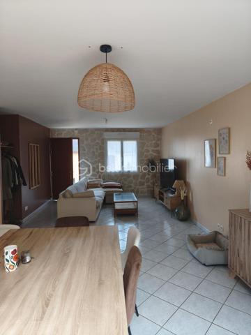 Venez découvrir ce pavillon fonctionnel et lumineux, idéal pour une famille, offrant de beaux volumes.

Dès l'entrée, vous serez séduits par une vaste pièce de vie de plus de 48 m², baignée de lumière, ouverte sur une cuisine entièrement équipée et aménagée.

L'espace nuit comprend un couloir desservant :
trois chambres avec placards intégrés ;
une salle de bains ;
un WC indépendant.

Le sous-sol, accessible et très pratique, dispose de :
une buanderie ;
un second WC ;
une pièce supplémentaire pouvant être aménagée selon vos envies (salle de sport, atelier, salle de jeux, bureau...) ;
un grand garage avec porte motorisée.

À l'extérieur, vous profiterez d'un terrain sans vis-à-vis, idéal pour des moments de détente en toute tranquillité, ainsi que d'un cabanon de jardin.

Côté équipements, la toiture est équipée de deux installations de panneaux photovoltaïques, générant un revenu annuel d'environ 1 700 € (environ 850 € par installation). Les clôtures ont été entièrement réalisées en 2024, un véritable atout supplémentaire.

Un bien complet, économique et parfaitement entretenu, à visiter sans tarder !