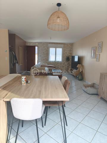 Venez découvrir ce pavillon fonctionnel et lumineux, idéal pour une famille, offrant de beaux volumes.

Dès l'entrée, vous serez séduits par une vaste pièce de vie de plus de 48 m², baignée de lumière, ouverte sur une cuisine entièrement équipée et aménagée.

L'espace nuit comprend un couloir desservant :
trois chambres avec placards intégrés ;
une salle de bains ;
un WC indépendant.

Le sous-sol, accessible et très pratique, dispose de :
une buanderie ;
un second WC ;
une pièce supplémentaire pouvant être aménagée selon vos envies (salle de sport, atelier, salle de jeux, bureau...) ;
un grand garage avec porte motorisée.

À l'extérieur, vous profiterez d'un terrain sans vis-à-vis, idéal pour des moments de détente en toute tranquillité, ainsi que d'un cabanon de jardin.

Côté équipements, la toiture est équipée de deux installations de panneaux photovoltaïques, générant un revenu annuel d'environ 1 700 € (environ 850 € par installation). Les clôtures ont été entièrement réalisées en 2024, un véritable atout supplémentaire.

Un bien complet, économique et parfaitement entretenu, à visiter sans tarder !