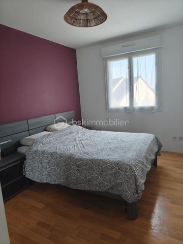 Venez découvrir ce pavillon fonctionnel et lumineux, idéal pour une famille, offrant de beaux volumes.

Dès l'entrée, vous serez séduits par une vaste pièce de vie de plus de 48 m², baignée de lumière, ouverte sur une cuisine entièrement équipée et aménagée.

L'espace nuit comprend un couloir desservant :
trois chambres avec placards intégrés ;
une salle de bains ;
un WC indépendant.

Le sous-sol, accessible et très pratique, dispose de :
une buanderie ;
un second WC ;
une pièce supplémentaire pouvant être aménagée selon vos envies (salle de sport, atelier, salle de jeux, bureau...) ;
un grand garage avec porte motorisée.

À l'extérieur, vous profiterez d'un terrain sans vis-à-vis, idéal pour des moments de détente en toute tranquillité, ainsi que d'un cabanon de jardin.

Côté équipements, la toiture est équipée de deux installations de panneaux photovoltaïques, générant un revenu annuel d'environ 1 700 € (environ 850 € par installation). Les clôtures ont été entièrement réalisées en 2024, un véritable atout supplémentaire.

Un bien complet, économique et parfaitement entretenu, à visiter sans tarder !