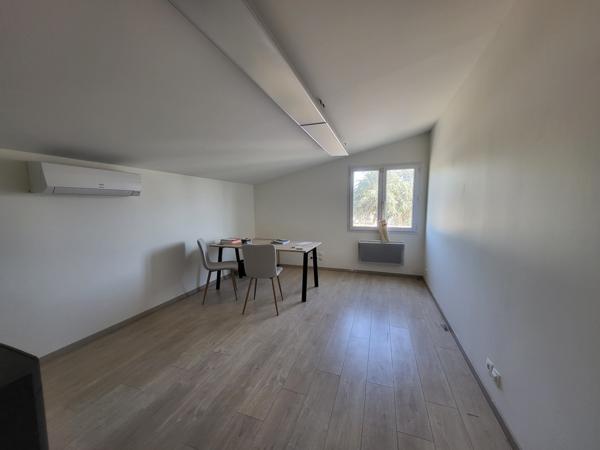 Local Commercial
        
        - 320 m² 291 600 € *