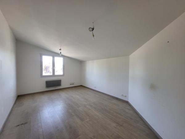 Local Commercial
        
        - 320 m² 291 600 € *