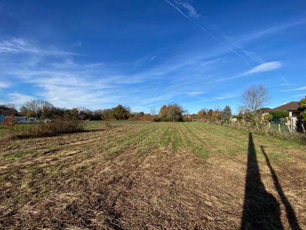 Terrain sur la commune de Les Abrets En Dauphine d'environ 4464 m2 dont 780m² de constructibles