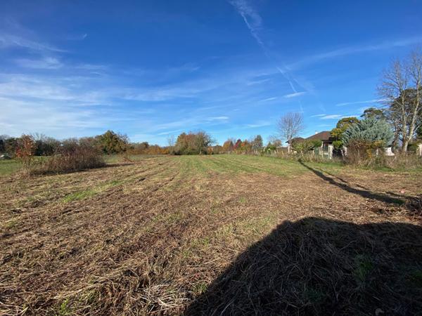 Terrain sur la commune de Les Abrets En Dauphine d'environ 4464 m2 dont 780m² de constructibles