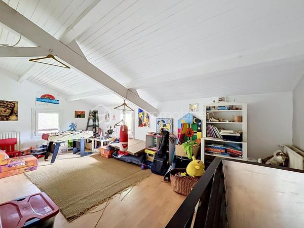 Maison familiale d’environ 156 m² habitables, sans vis-à-vis, idéalement située au cœur de la commune de Montrabé.

Elle se compose, au rez-de-chaussée, d’une entrée desservant une pièce de vie d’environ 45 m², bénéficiant d’une belle luminosité et ouvrant sur une terrasse, ainsi qu’une cuisine équipée indépendante. Vous y trouverez également une chambre avec salle de bain et un WC indépendant.

À l’étage, trois chambres avec rangements, une salle d’eau, un WC, ainsi qu’une mezzanine pouvant servir de bureau, d’espace lecture, de salle de jeux ou être transformée en chambre supplémentaire.

Un garage d’environ 18 m², accessible depuis la maison, complète l’ensemble.

Le tout est implanté sur une parcelle arborée de plus de 714 m².

Proximité immédiate des commodités accessibles à pied : gare, bus, écoles et commerces.

Maison fonctionnelle, offrant de beaux volumes et un emplacement central, idéale pour une vie de famille.