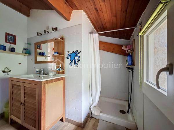 Maison familiale d’environ 156 m² habitables, sans vis-à-vis, idéalement située au cœur de la commune de Montrabé.

Elle se compose, au rez-de-chaussée, d’une entrée desservant une pièce de vie d’environ 45 m², bénéficiant d’une belle luminosité et ouvrant sur une terrasse, ainsi qu’une cuisine équipée indépendante. Vous y trouverez également une chambre avec salle de bain et un WC indépendant.

À l’étage, trois chambres avec rangements, une salle d’eau, un WC, ainsi qu’une mezzanine pouvant servir de bureau, d’espace lecture, de salle de jeux ou être transformée en chambre supplémentaire.

Un garage d’environ 18 m², accessible depuis la maison, complète l’ensemble.

Le tout est implanté sur une parcelle arborée de plus de 714 m².

Proximité immédiate des commodités accessibles à pied : gare, bus, écoles et commerces.

Maison fonctionnelle, offrant de beaux volumes et un emplacement central, idéale pour une vie de famille.