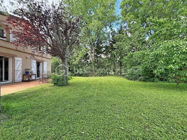 Maison familiale d’environ 156 m² habitables, sans vis-à-vis, idéalement située au cœur de la commune de Montrabé.

Elle se compose, au rez-de-chaussée, d’une entrée desservant une pièce de vie d’environ 45 m², bénéficiant d’une belle luminosité et ouvrant sur une terrasse, ainsi qu’une cuisine équipée indépendante. Vous y trouverez également une chambre avec salle de bain et un WC indépendant.

À l’étage, trois chambres avec rangements, une salle d’eau, un WC, ainsi qu’une mezzanine pouvant servir de bureau, d’espace lecture, de salle de jeux ou être transformée en chambre supplémentaire.

Un garage d’environ 18 m², accessible depuis la maison, complète l’ensemble.

Le tout est implanté sur une parcelle arborée de plus de 714 m².

Proximité immédiate des commodités accessibles à pied : gare, bus, écoles et commerces.

Maison fonctionnelle, offrant de beaux volumes et un emplacement central, idéale pour une vie de famille.