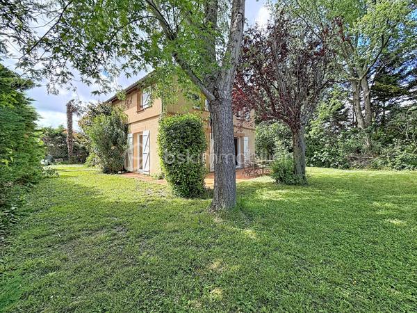 Maison familiale d’environ 156 m² habitables, sans vis-à-vis, idéalement située au cœur de la commune de Montrabé.

Elle se compose, au rez-de-chaussée, d’une entrée desservant une pièce de vie d’environ 45 m², bénéficiant d’une belle luminosité et ouvrant sur une terrasse, ainsi qu’une cuisine équipée indépendante. Vous y trouverez également une chambre avec salle de bain et un WC indépendant.

À l’étage, trois chambres avec rangements, une salle d’eau, un WC, ainsi qu’une mezzanine pouvant servir de bureau, d’espace lecture, de salle de jeux ou être transformée en chambre supplémentaire.

Un garage d’environ 18 m², accessible depuis la maison, complète l’ensemble.

Le tout est implanté sur une parcelle arborée de plus de 714 m².

Proximité immédiate des commodités accessibles à pied : gare, bus, écoles et commerces.

Maison fonctionnelle, offrant de beaux volumes et un emplacement central, idéale pour une vie de famille.