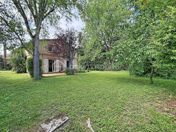 Maison familiale d’environ 156 m² habitables, sans vis-à-vis, idéalement située au cœur de la commune de Montrabé.

Elle se compose, au rez-de-chaussée, d’une entrée desservant une pièce de vie d’environ 45 m², bénéficiant d’une belle luminosité et ouvrant sur une terrasse, ainsi qu’une cuisine équipée indépendante. Vous y trouverez également une chambre avec salle de bain et un WC indépendant.

À l’étage, trois chambres avec rangements, une salle d’eau, un WC, ainsi qu’une mezzanine pouvant servir de bureau, d’espace lecture, de salle de jeux ou être transformée en chambre supplémentaire.

Un garage d’environ 18 m², accessible depuis la maison, complète l’ensemble.

Le tout est implanté sur une parcelle arborée de plus de 714 m².

Proximité immédiate des commodités accessibles à pied : gare, bus, écoles et commerces.

Maison fonctionnelle, offrant de beaux volumes et un emplacement central, idéale pour une vie de famille.
