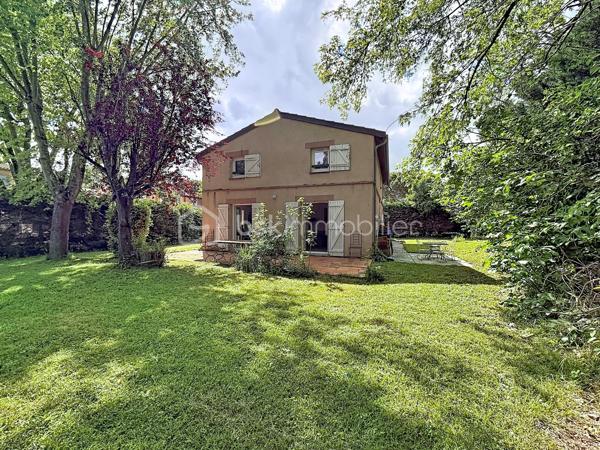 Maison familiale d’environ 156 m² habitables, sans vis-à-vis, idéalement située au cœur de la commune de Montrabé.

Elle se compose, au rez-de-chaussée, d’une entrée desservant une pièce de vie d’environ 45 m², bénéficiant d’une belle luminosité et ouvrant sur une terrasse, ainsi qu’une cuisine équipée indépendante. Vous y trouverez également une chambre avec salle de bain et un WC indépendant.

À l’étage, trois chambres avec rangements, une salle d’eau, un WC, ainsi qu’une mezzanine pouvant servir de bureau, d’espace lecture, de salle de jeux ou être transformée en chambre supplémentaire.

Un garage d’environ 18 m², accessible depuis la maison, complète l’ensemble.

Le tout est implanté sur une parcelle arborée de plus de 714 m².

Proximité immédiate des commodités accessibles à pied : gare, bus, écoles et commerces.

Maison fonctionnelle, offrant de beaux volumes et un emplacement central, idéale pour une vie de famille.